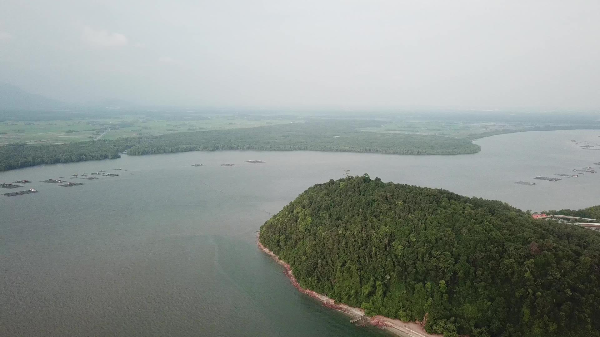 穿越潘塔尼美尔德卡和丹达瓦伊镇的空中飞行视频的预览图