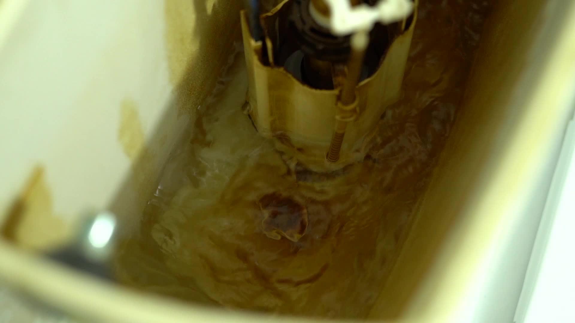 用水填满马桶的过程以缓慢的运动方式进行视频的预览图