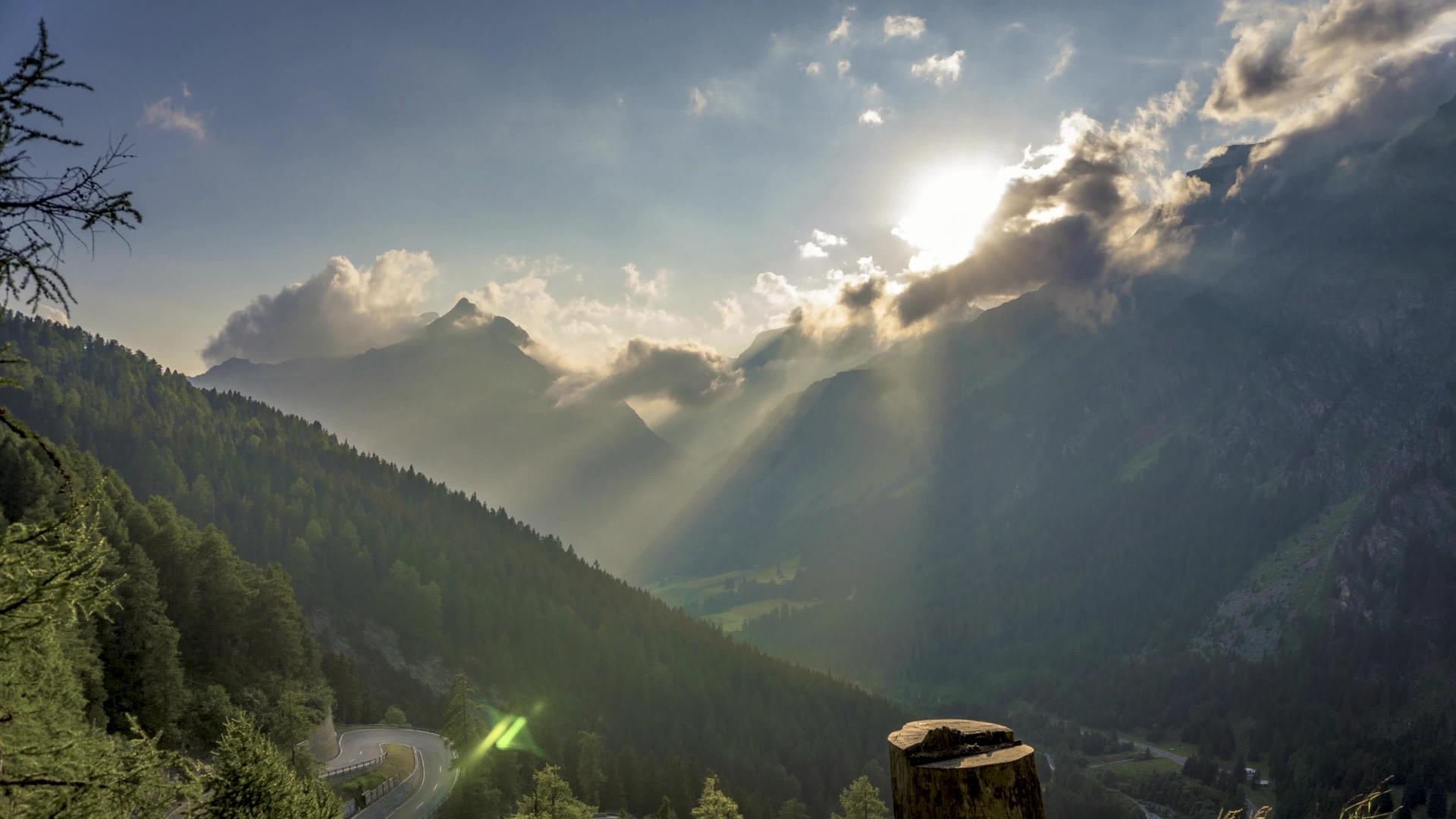 在瑞士麦洛雅山口行走的云层时间折叠视频的预览图