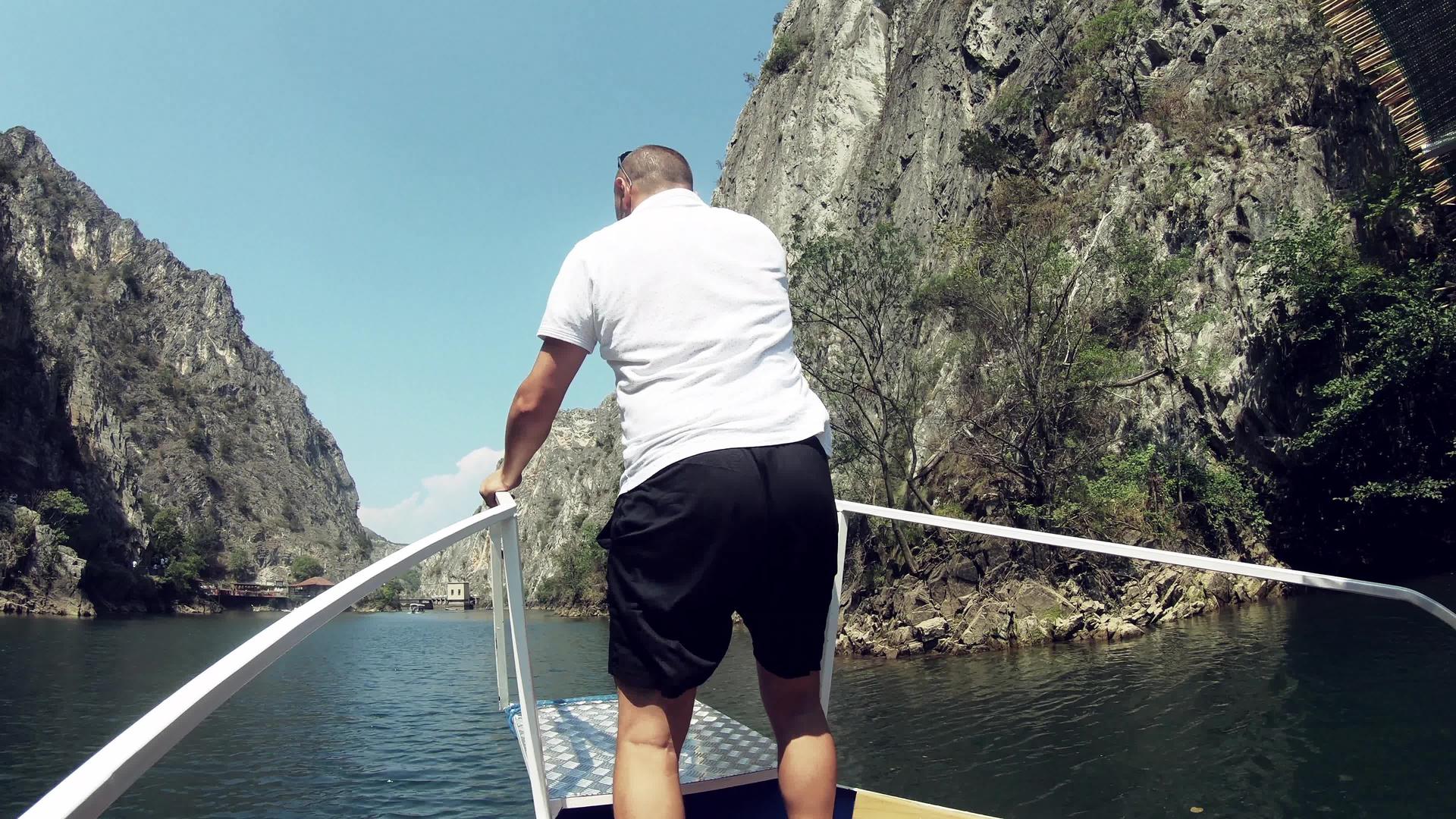 夏天在马塞多尼亚峡谷的特卡山谷的船上拍照视频的预览图