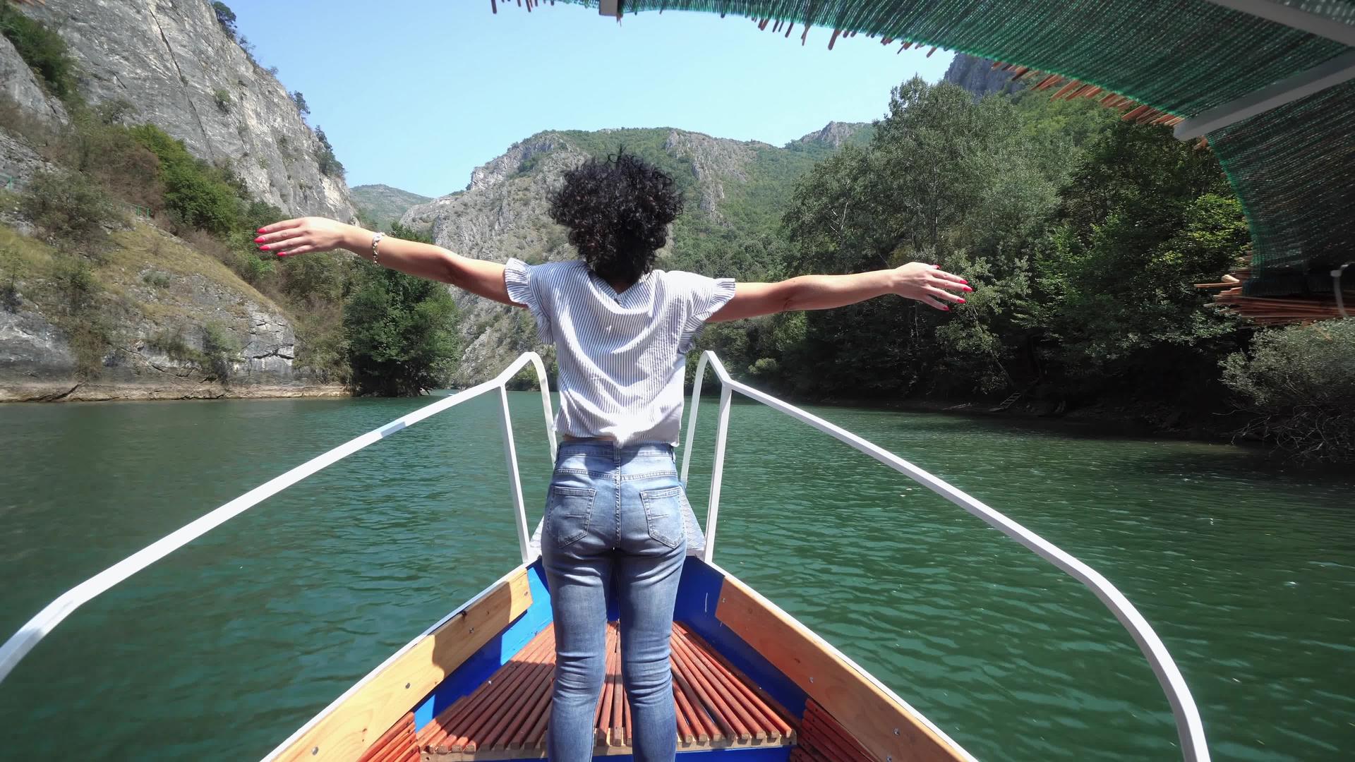 女人们张开双臂享受夏日的微风和凉爽的马特卡湖视频的预览图