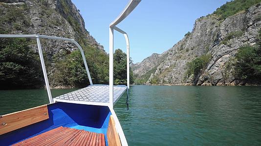 马塞多尼亚斯科佩耶岛Matka中小型帆船在湖泊和峡谷中视频的预览图