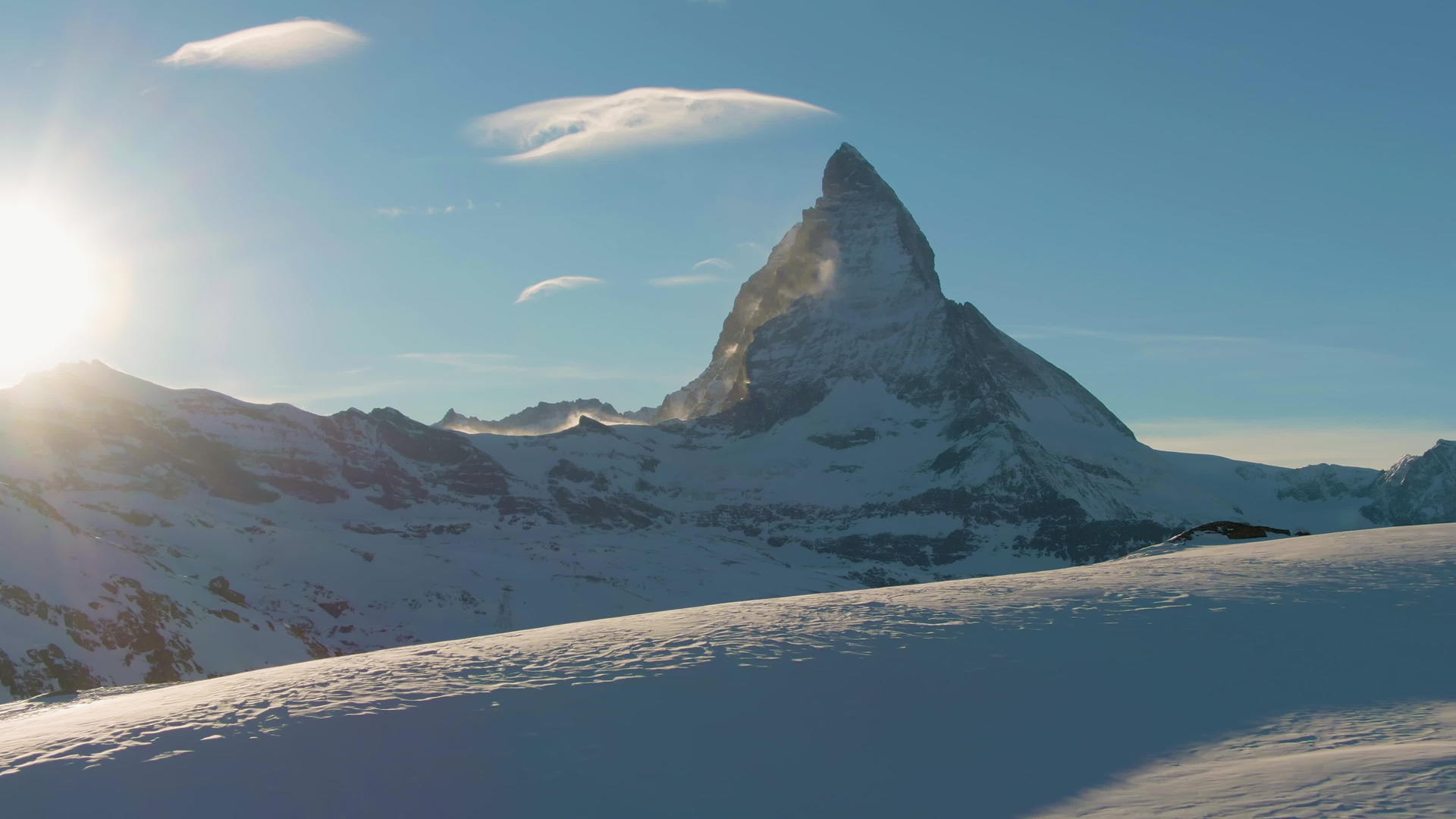 冬天的傍晚日落时在物质山上Swissalpsswishzerland视频的预览图