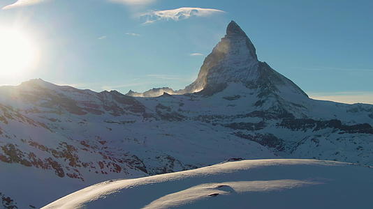 马特峰山瑞士冬季日落时的鸟瞰图无人机侧向视频的预览图