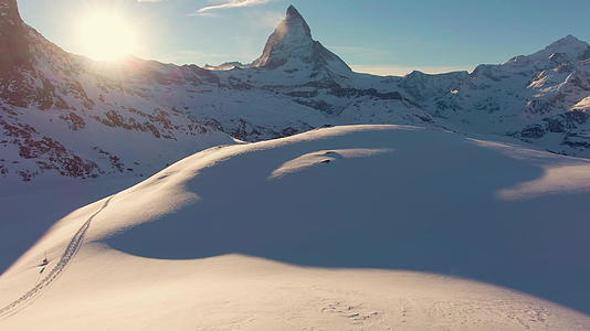 马特峰山瑞士阿尔卑斯山瑞士冬季日落时的鸟瞰图视频的预览图