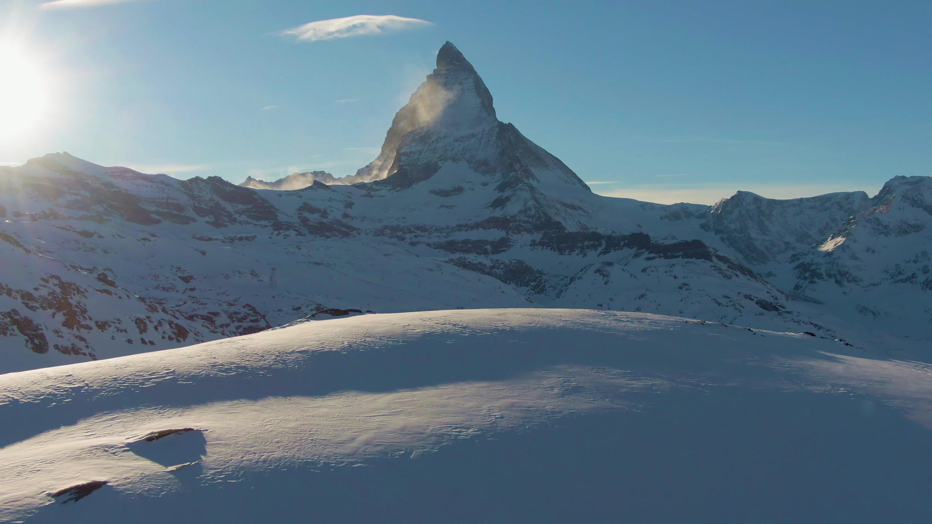 冬天日落时在阳光下的山丘上swissalpsswishzerland视频的预览图