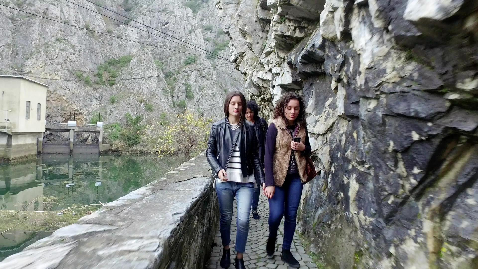 三名女游客在马特卡湖特雷斯卡河峡谷的落基山脉散步视频的预览图