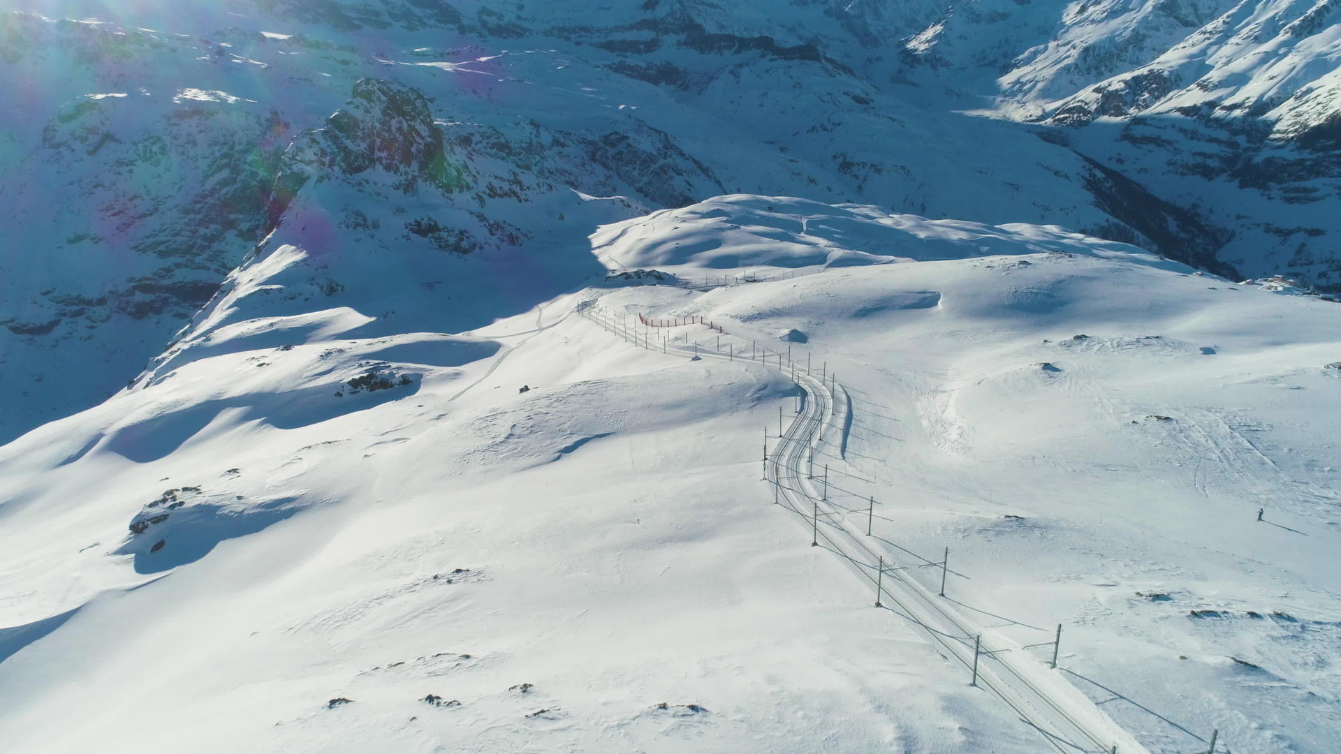 在阳光明媚的冬天瑞士阿尔卑斯山的鸟瞰图在马特峰山和瑞士视频的预览图