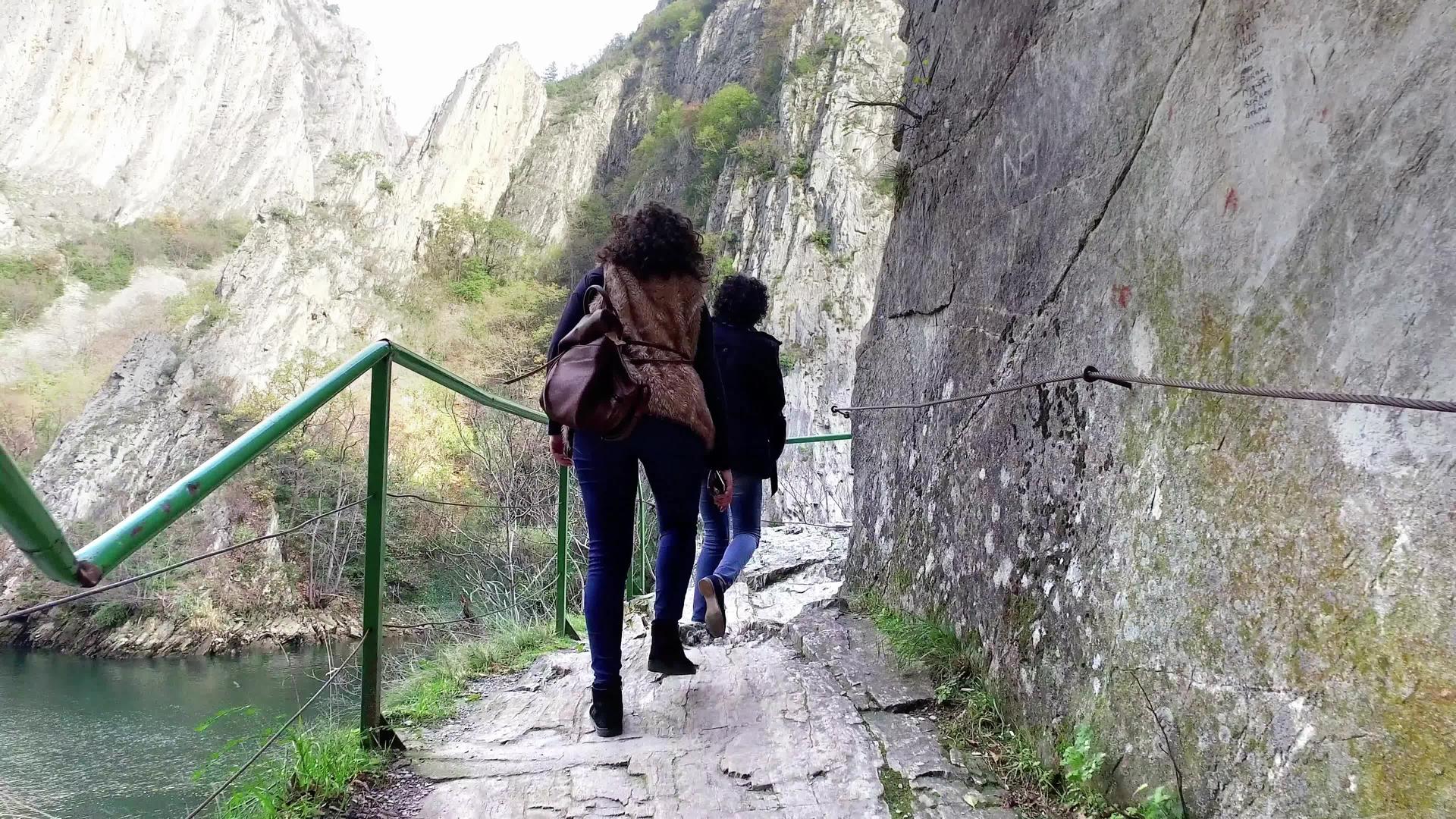两名女游客在特雷斯卡河峡谷的落基山脉上行走视频的预览图