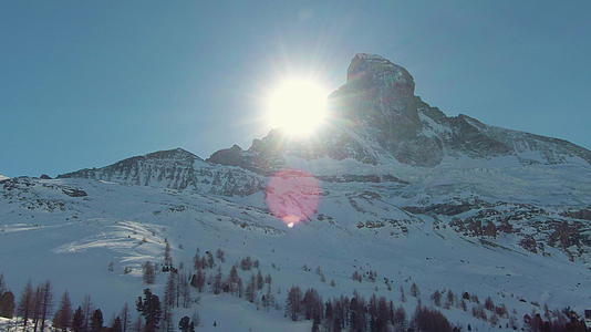 观察阳光明媚的冬雪材料山北墙苏威采兰在空中观察视频的预览图