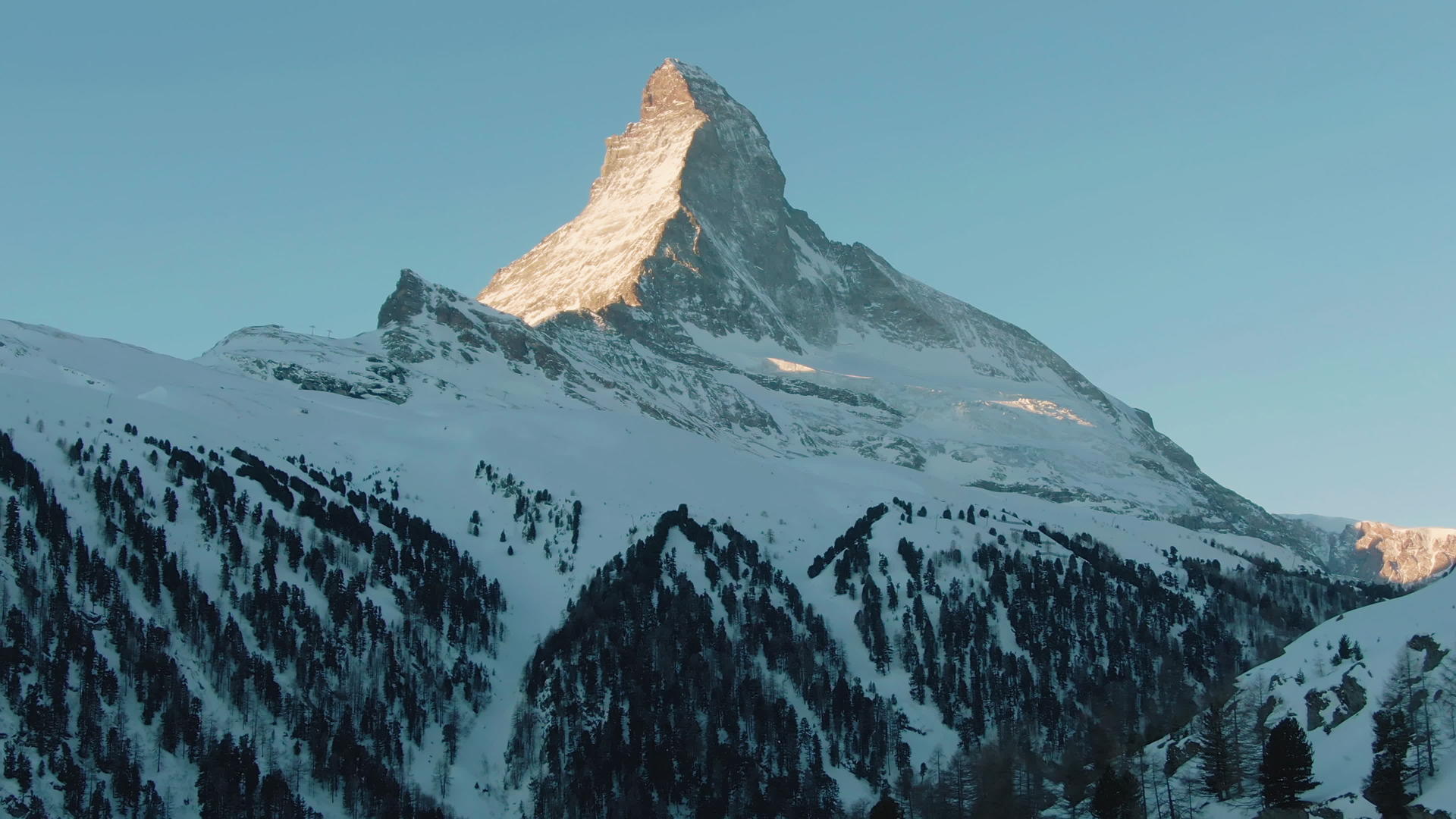 冬天阳光明媚的早晨在瑞士阿尔卑斯山的日出视频的预览图