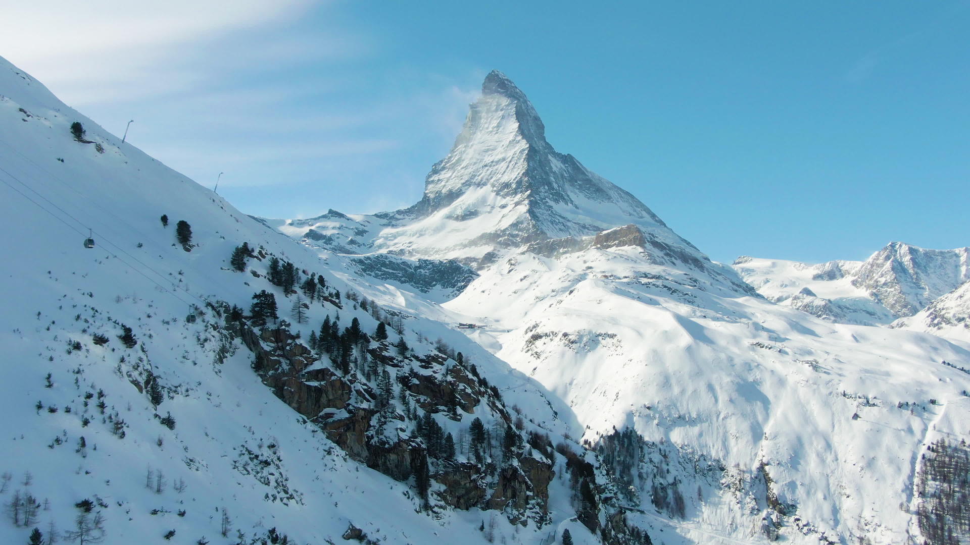 冬季马特峰山瑞士阿尔卑斯山雪中瑞士鸟瞰图视频的预览图