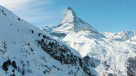 在冬季阳光明媚的马特峰山瑞士阿尔卑斯山瑞士鸟瞰图中视频的预览图