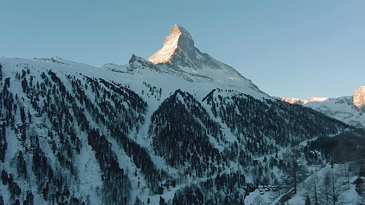 在一个阳光明媚的日出冬天的早晨瑞士阿尔卑斯山瑞士视频的预览图