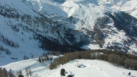 马特峰山和滑雪者在瑞士阿尔卑斯山瑞士瑞士的冬季滑雪道上视频的预览图