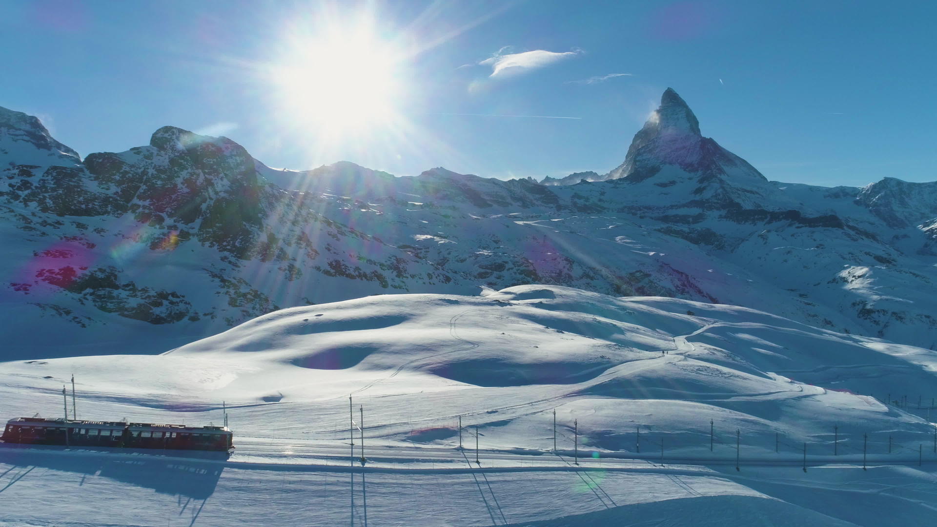 在阳光明媚的冬天马特峰山和齿轮铁路列车在瑞士阿尔卑斯山视频的预览图