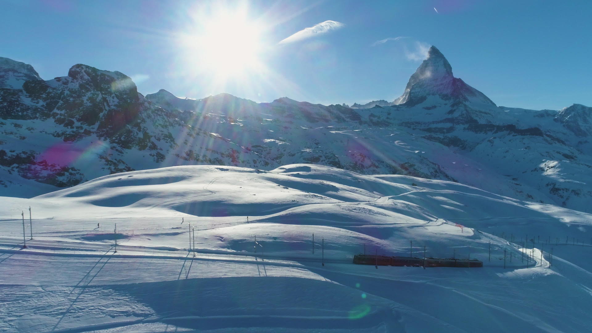 在阳光明媚的冬天无人机飞越侧面相机向上倾斜视频的预览图