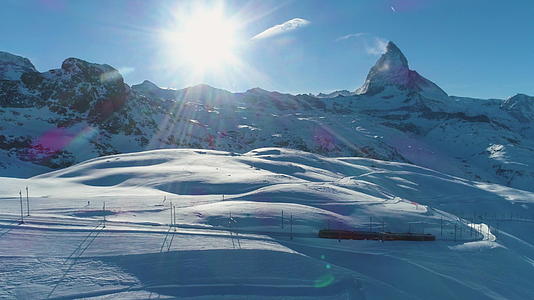 在阳光明媚的冬天 无人机飞越侧面相机向上倾斜视频的预览图