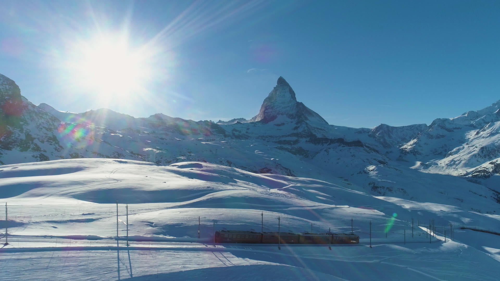 在阳光明媚的冬天马特峰山和齿轮铁路列车在瑞士阿尔卑斯山视频的预览图