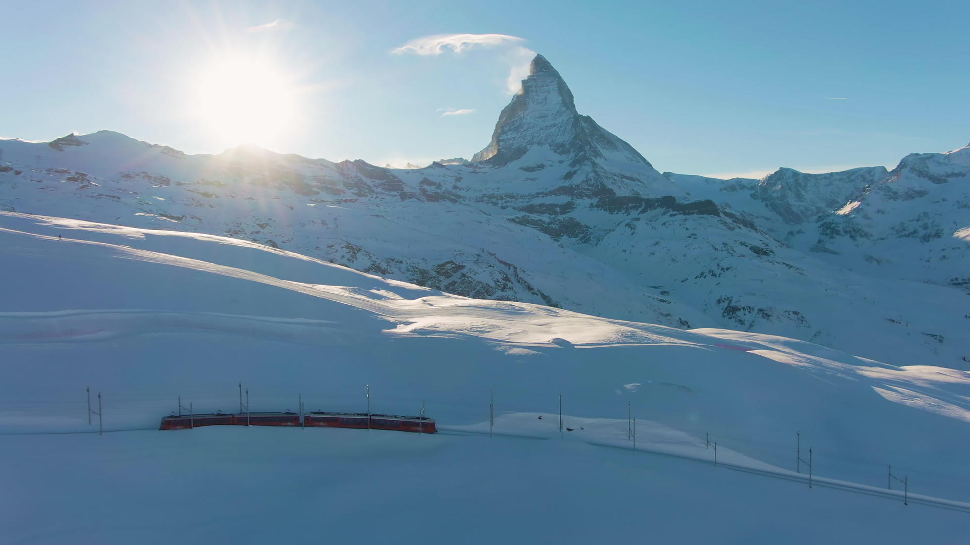 高尔格拉特的火车和日落的冬天的太阳视频的预览图