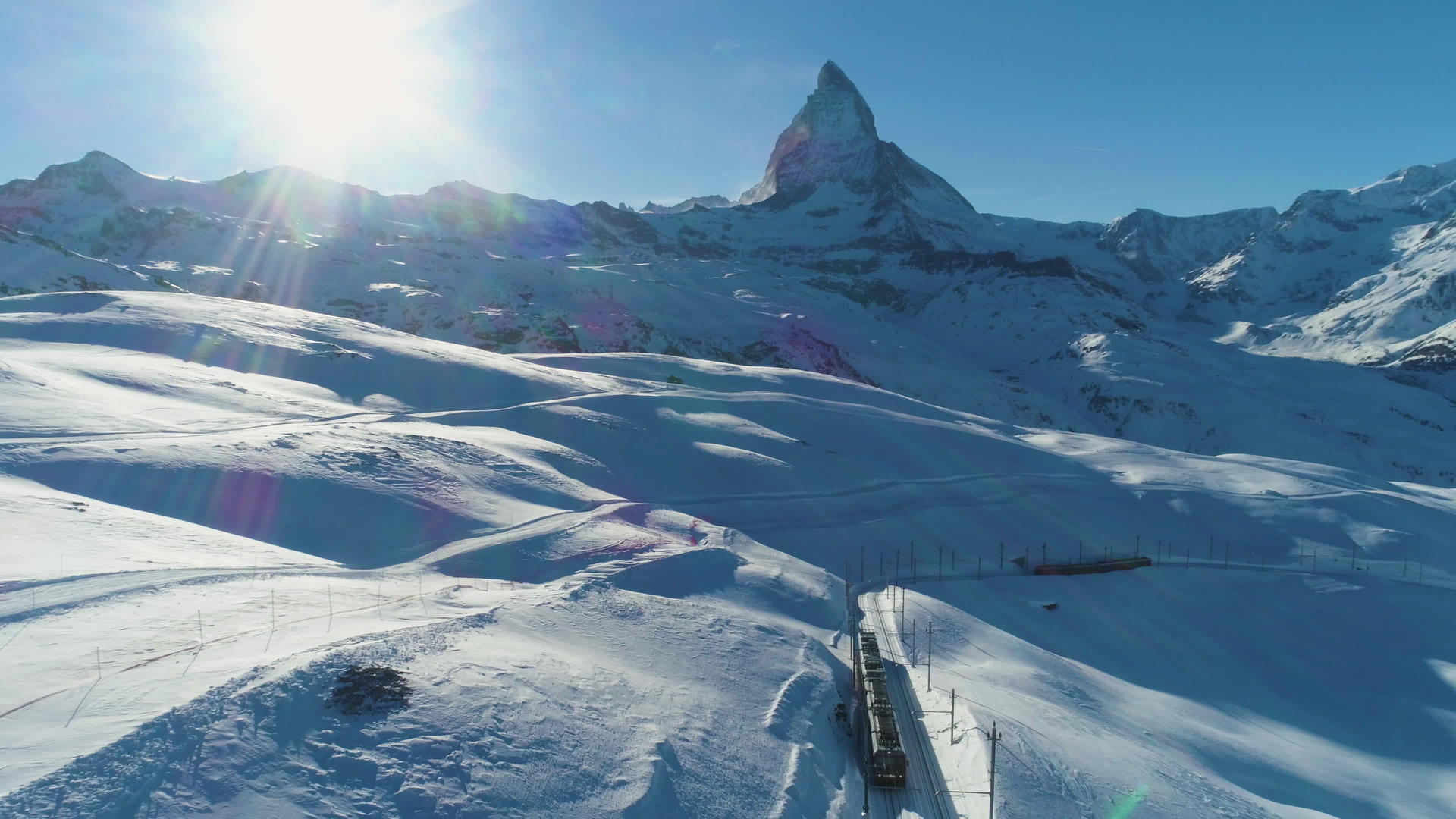 在阳光明媚的冬天马特峰山铁路和火车在瑞士阿尔卑斯山视频的预览图