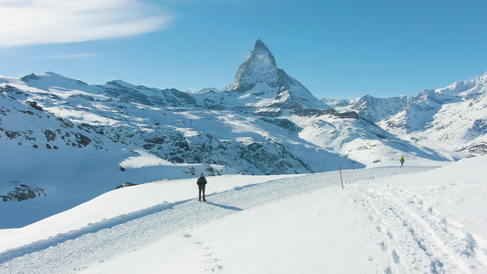 冬季马特峰山和瑞士阿尔卑斯山瑞士无人机鸟瞰图视频的预览图