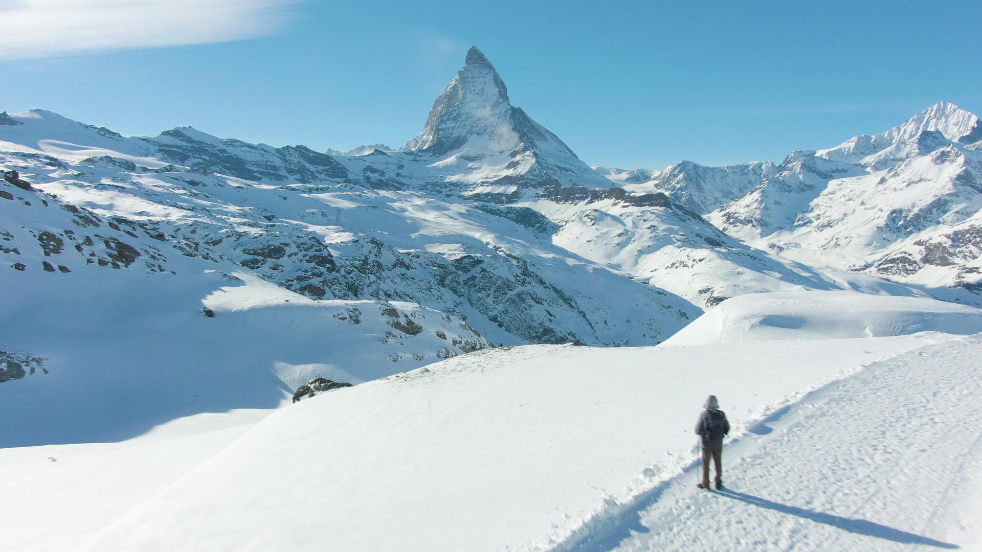 瑞士阿尔卑斯山的蓝色马特峰山和冬季永久徒步旅行者视频的预览图