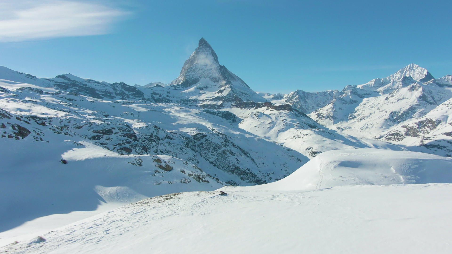 马特峰山和瑞士阿尔卑斯山的冬季徒步旅行者视频的预览图