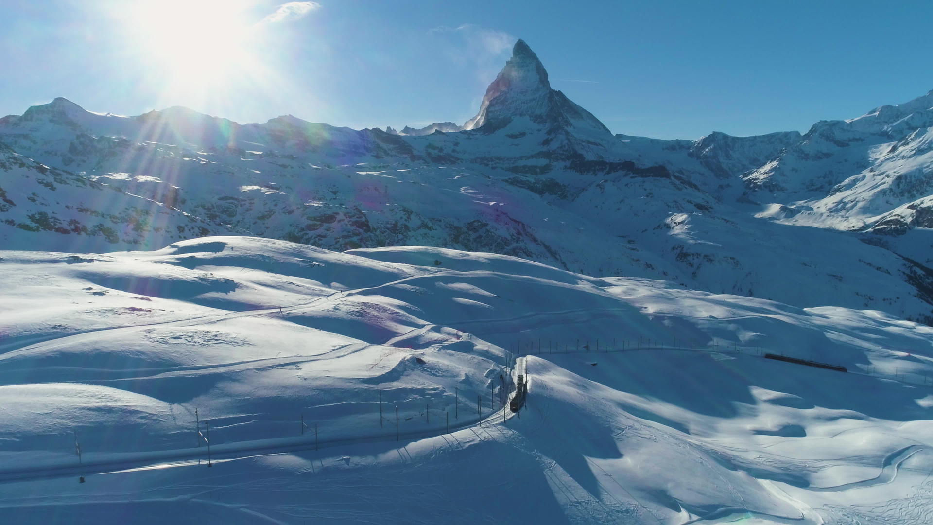在阳光明媚的冬天马特峰山和瑞士阿尔卑斯山的火车视频的预览图