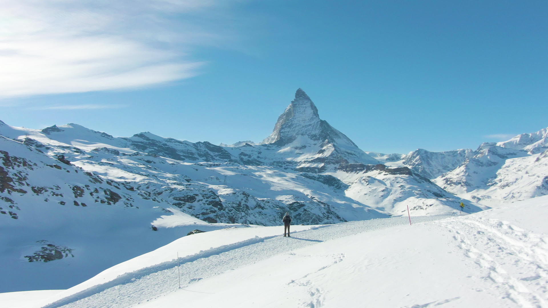 冬季蓝色马特峰山和瑞士阿尔卑斯山瑞士鸟瞰图视频的预览图