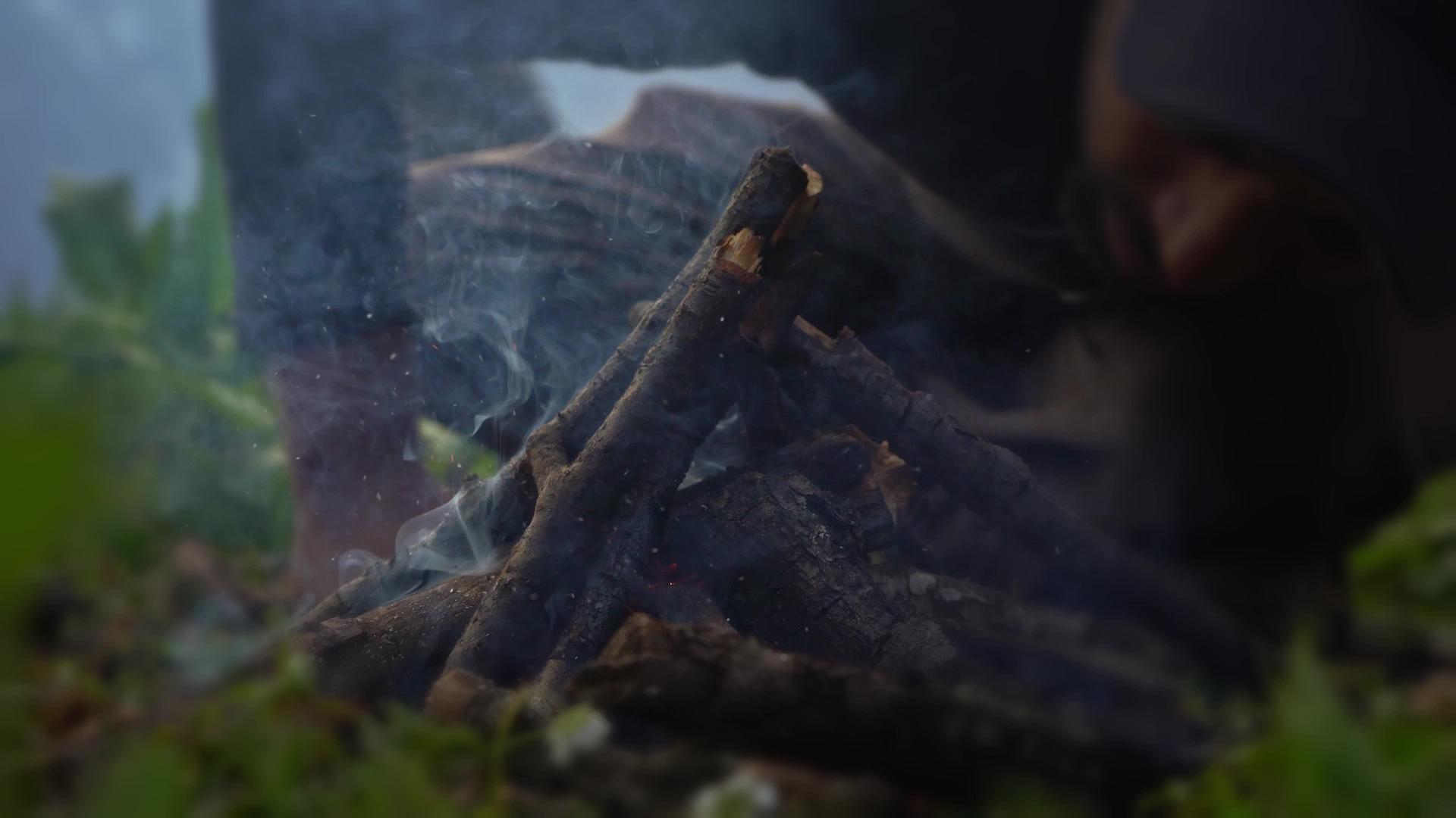 在马那利的迷雾中一名男子在早晨点燃了营火这是因为迪亚视频的预览图