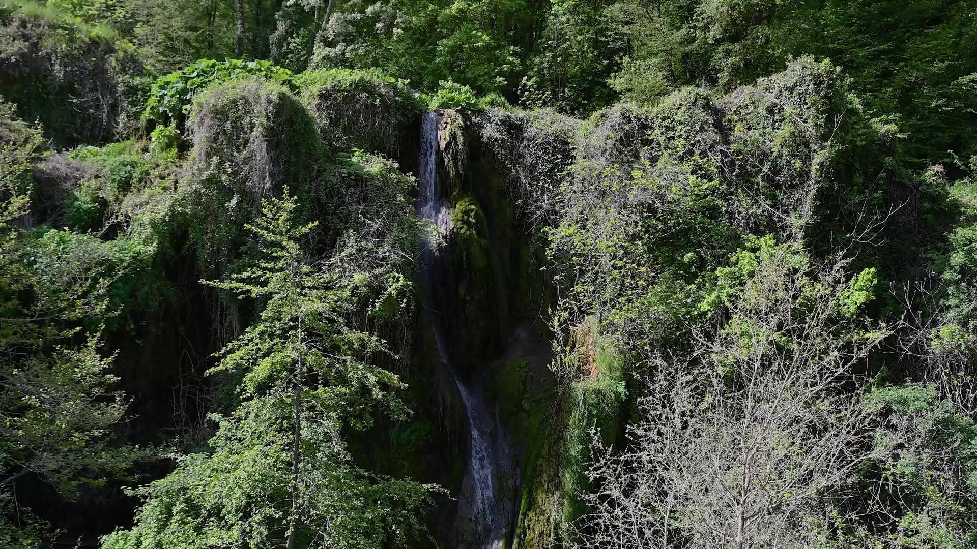 马莫尔瀑布视频的预览图