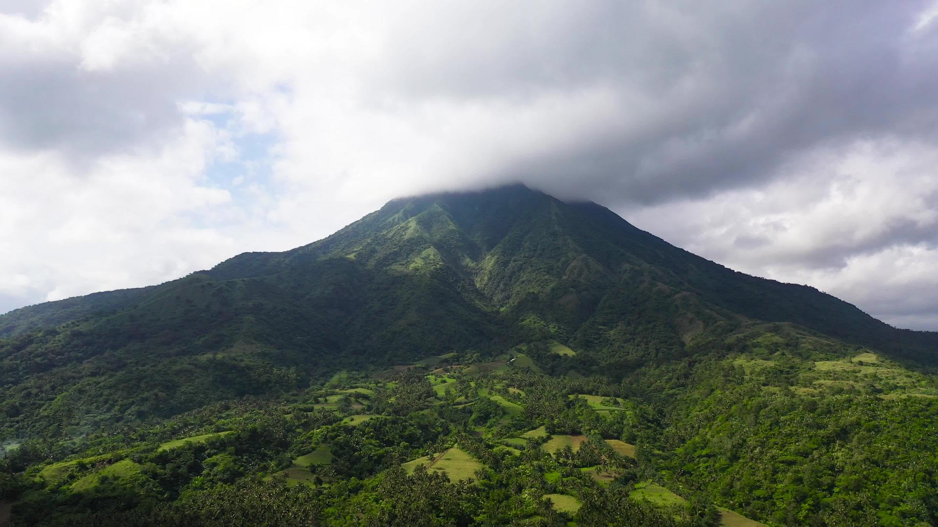 马萨拉加山两木区火山之一视频的预览图