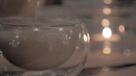 将马萨拉茶倒入杯茶碗中放入杯茶碗中视频的预览图