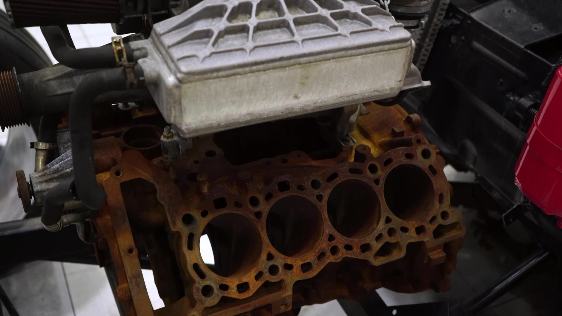 古老的生锈的汽车发动机涡轮发动机视频的预览图