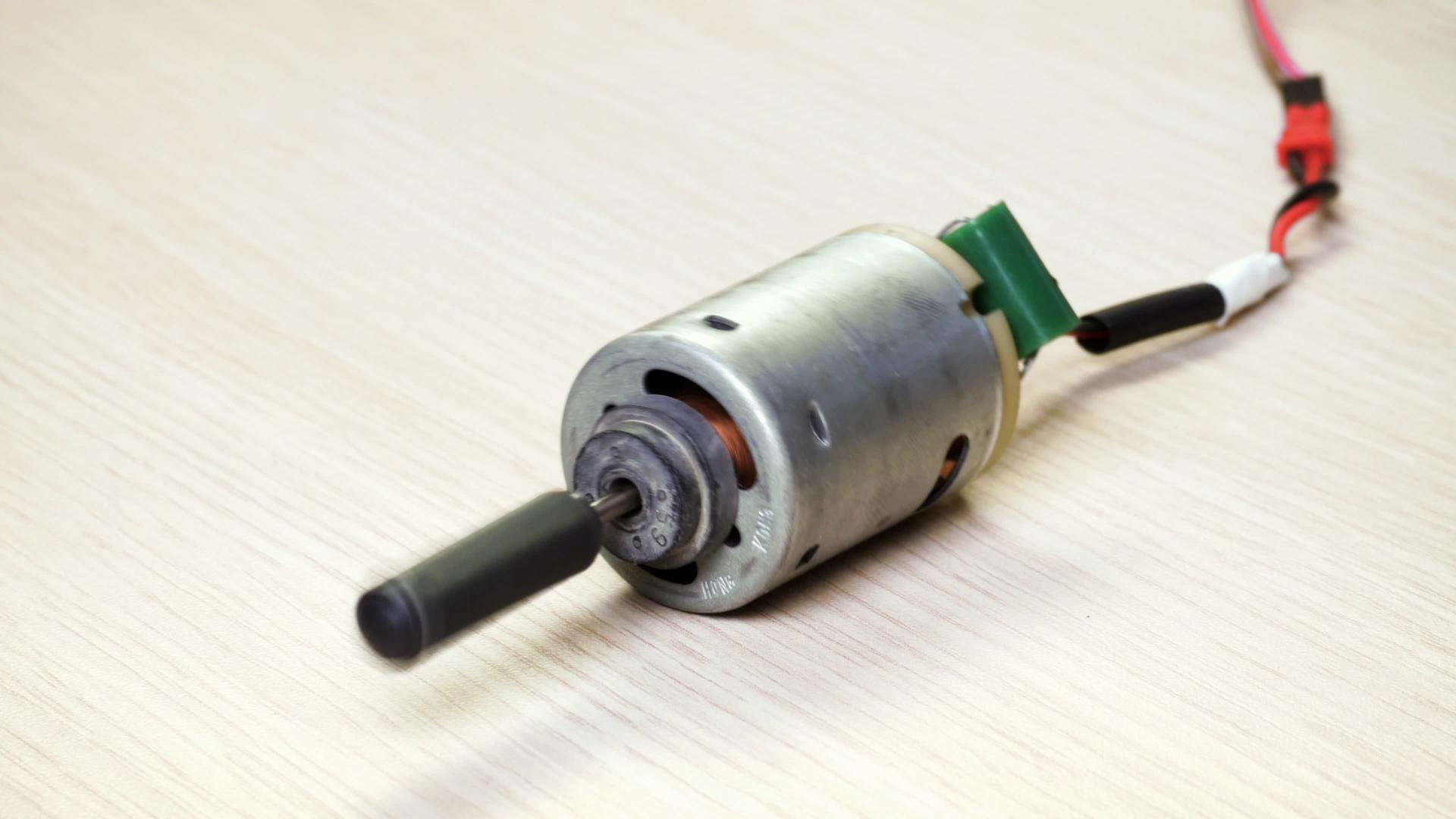 小型电机直流电流用于模型车或玩具视频的预览图