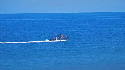 蓝色海平面4公里的快艇视频的预览图