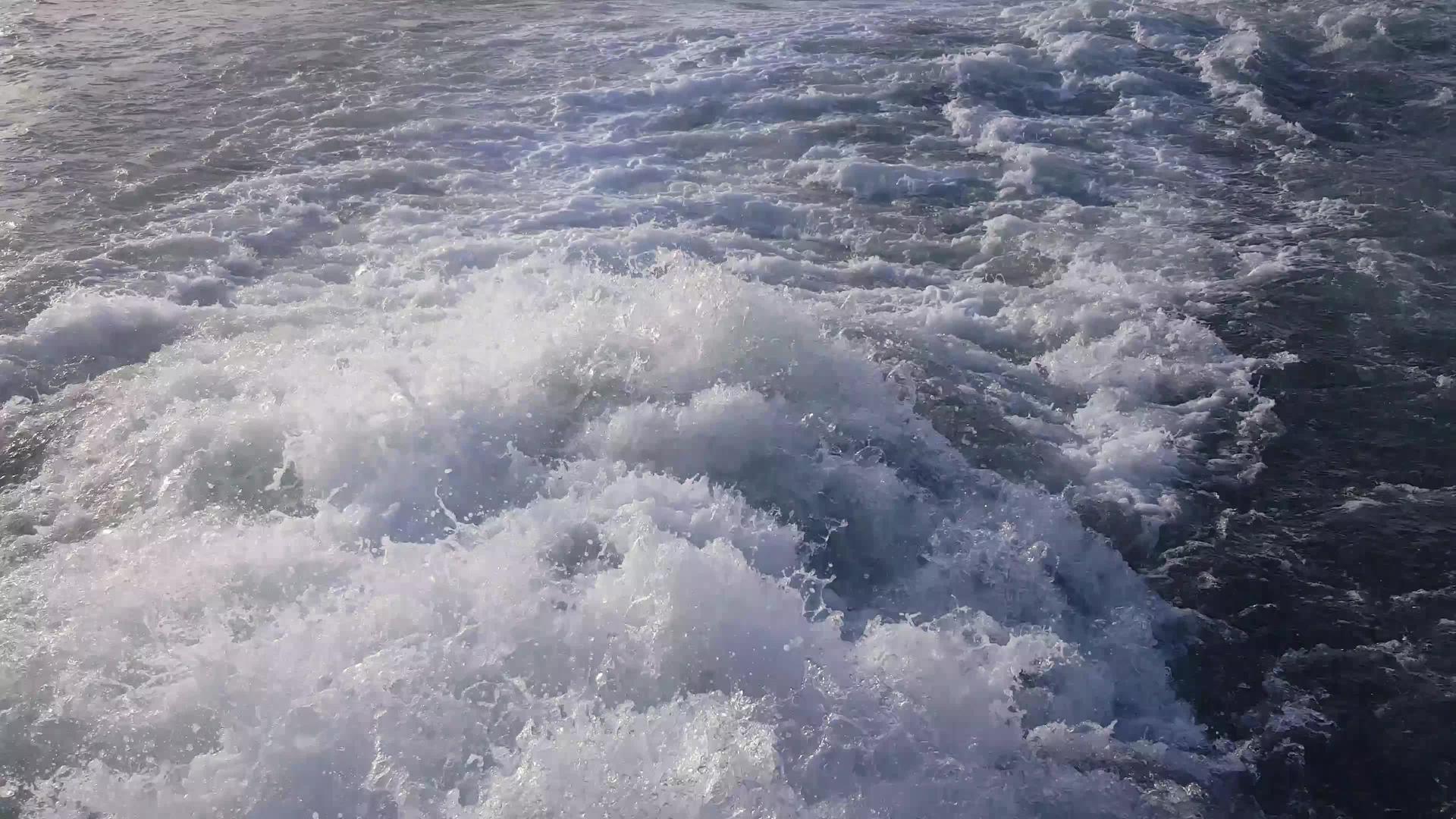 由渡轮冲浪引起的波浪视频的预览图