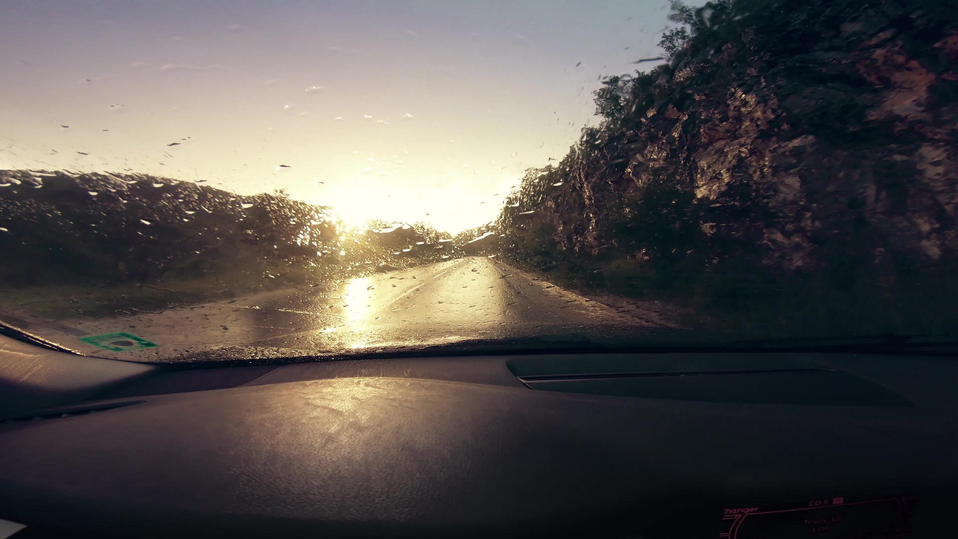 从驾驶员在车内的位置来看在雨天驾驶农村道路时用雨刮器清洁汽车视频的预览图
