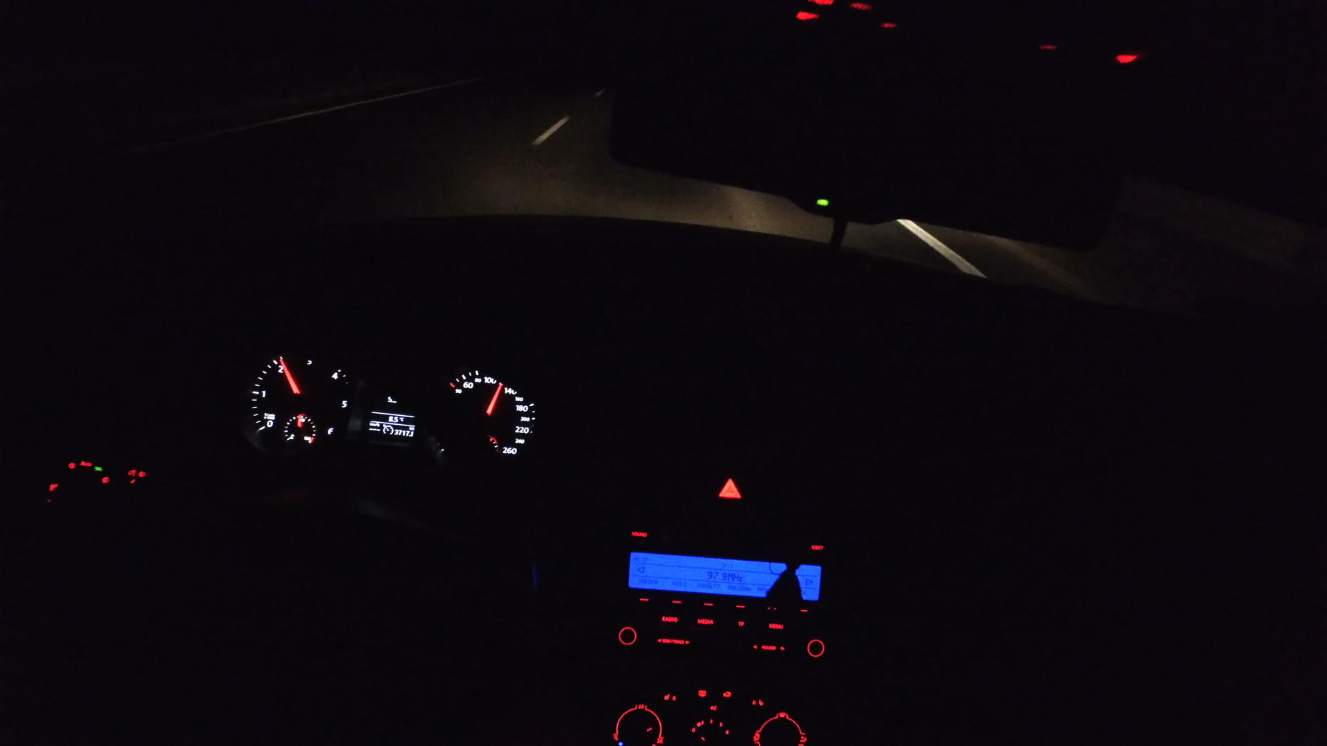 方向盘和灯光仪表板的内部视线在夜间驾驶汽车视频的预览图