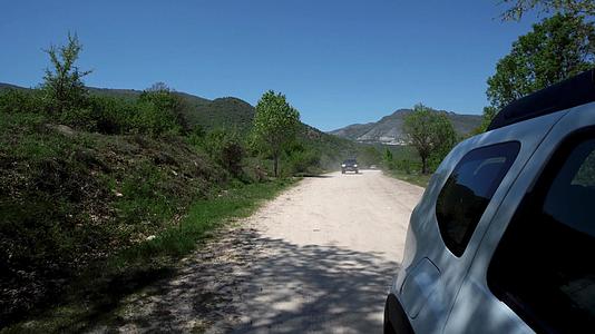 在山上的一条上的一条农村道路上行驶视频的预览图