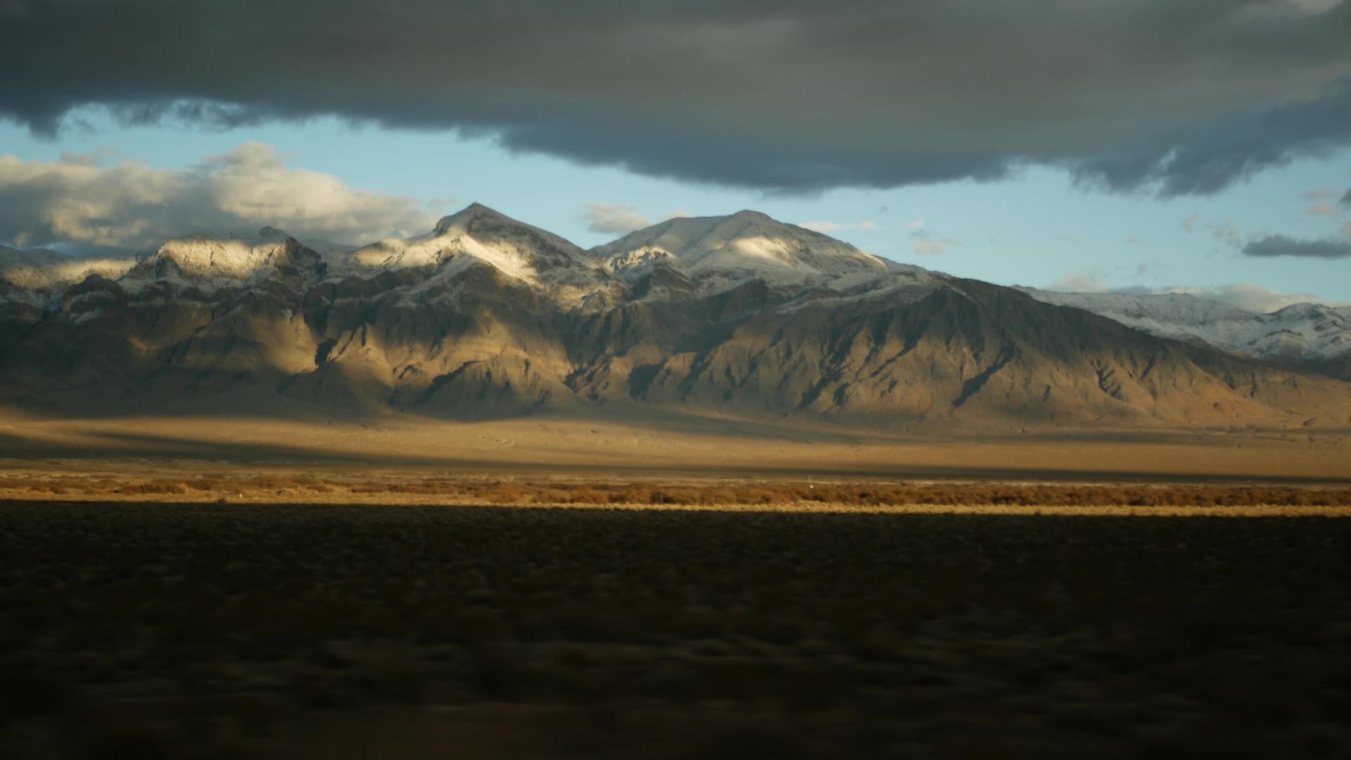 从死亡谷到美国内华达州拉斯维加斯的公路旅行视频的预览图