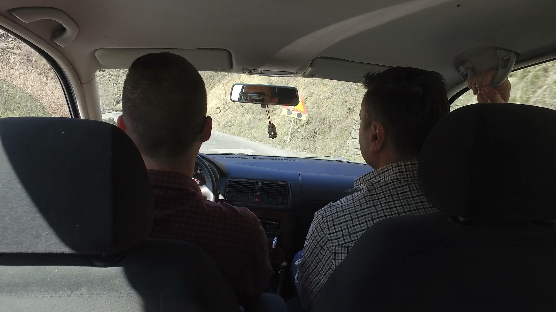 两个朋友在农村公路上开车第一个视角是视频的预览图