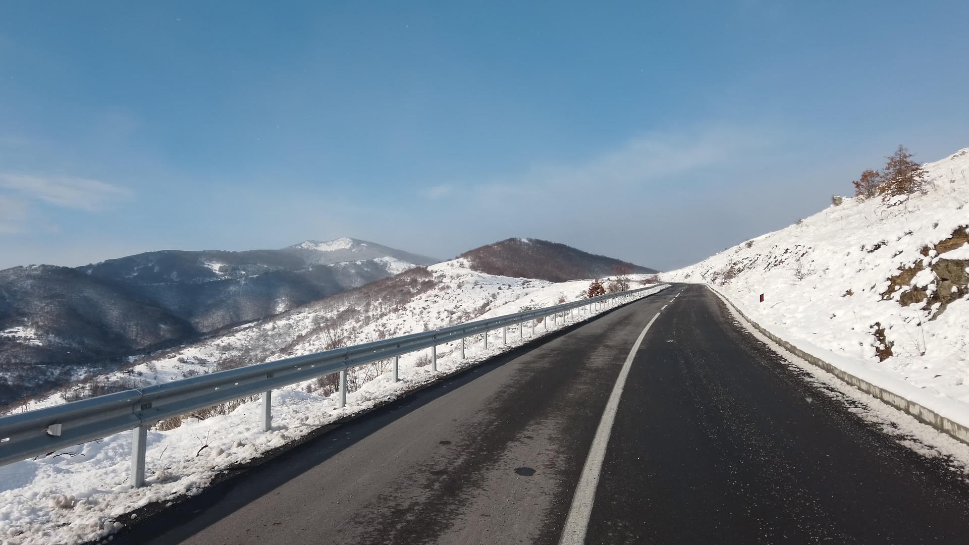 冬季登山路上的驾驶车厢视频的预览图