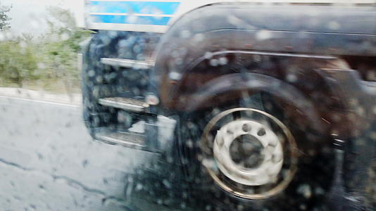 车窗水滴的车轮细节放在车窗的水滴中视频的预览图