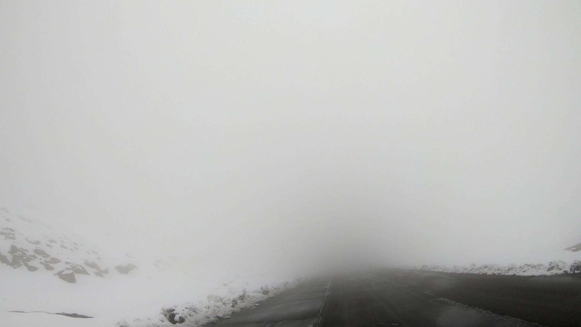 冬季山公路低能见度穿过雾视频的预览图