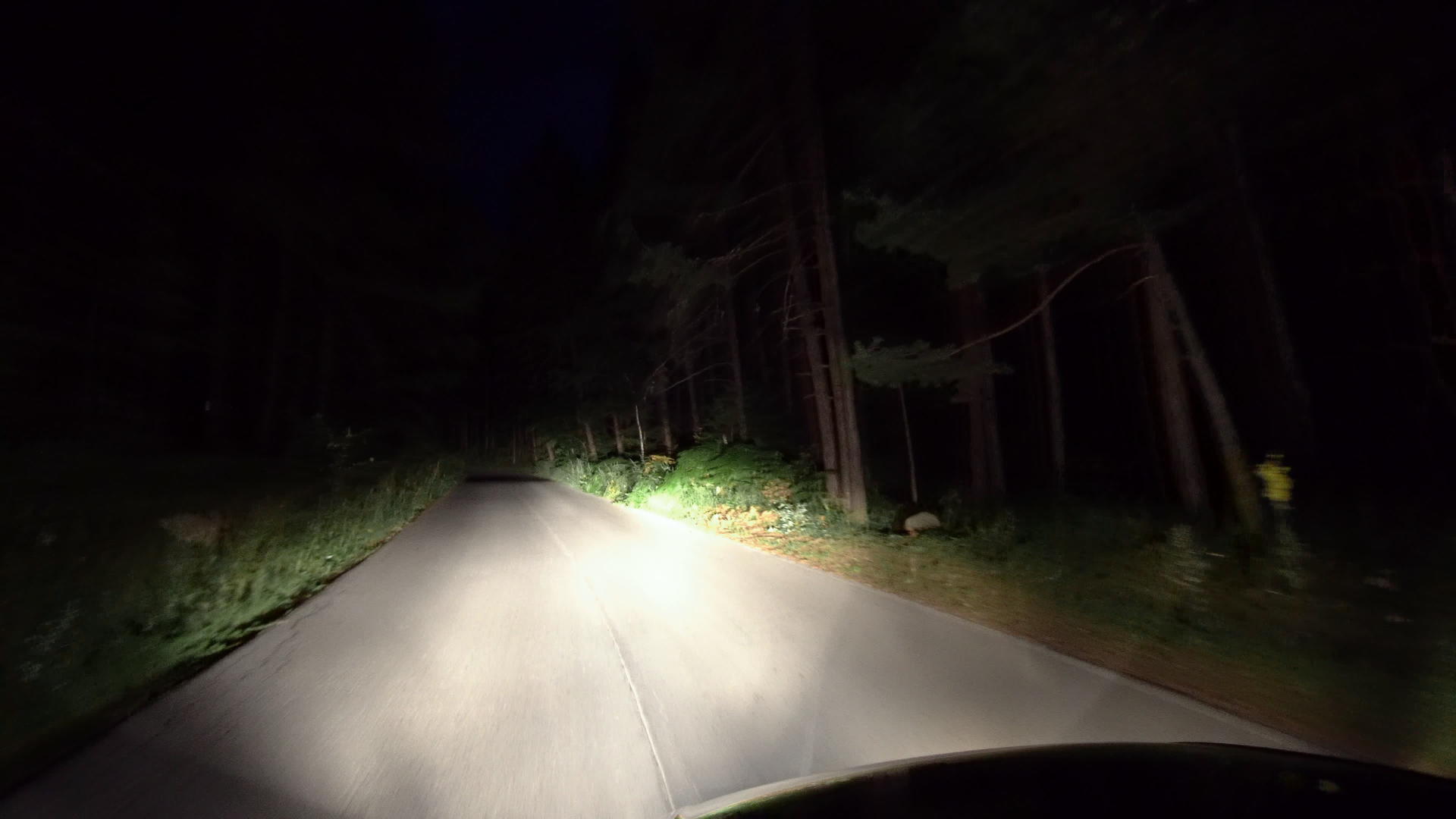 在Freest山地乡村公路夜间行驶视频的预览图