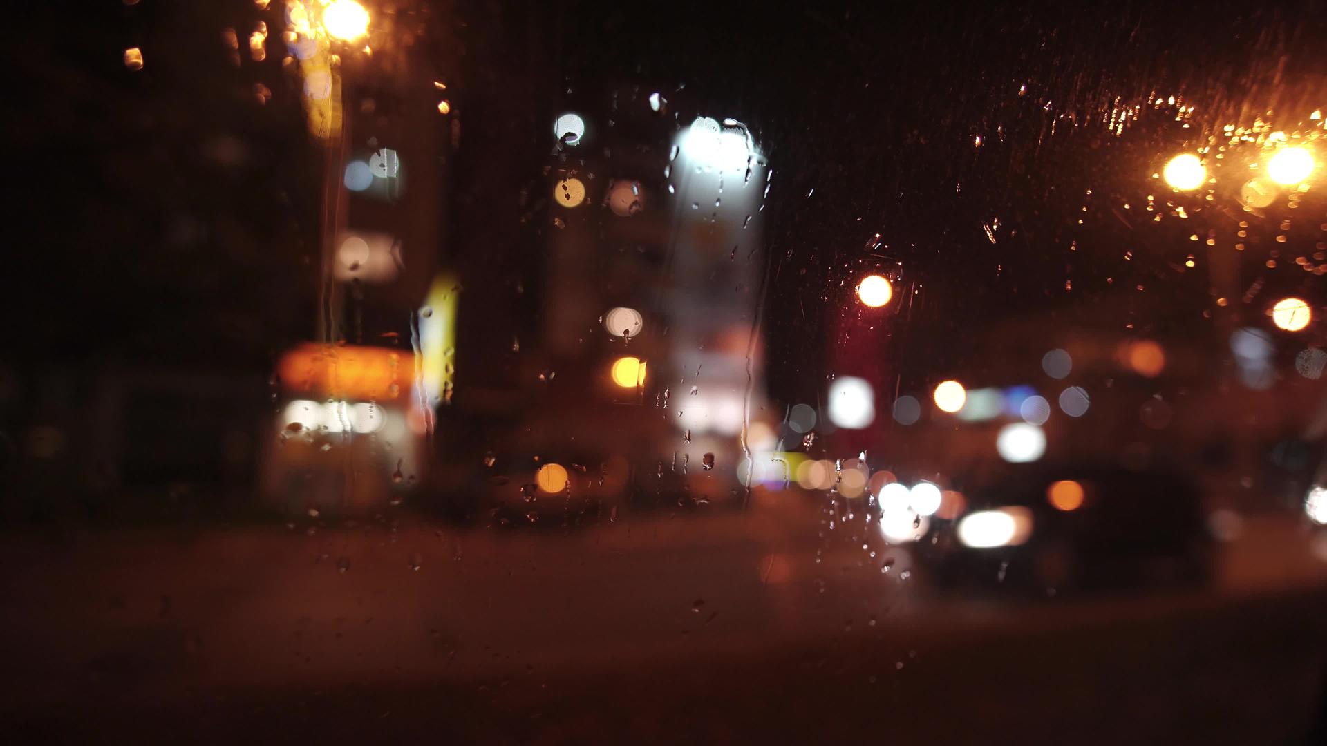 夜间大雨滴在挡风玻璃上驾驶在你的城市视频的预览图