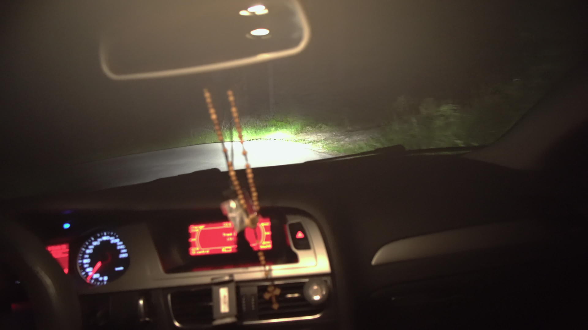 夜间在高速公路上驾驶照明仪表板和导航仪表板视频的预览图