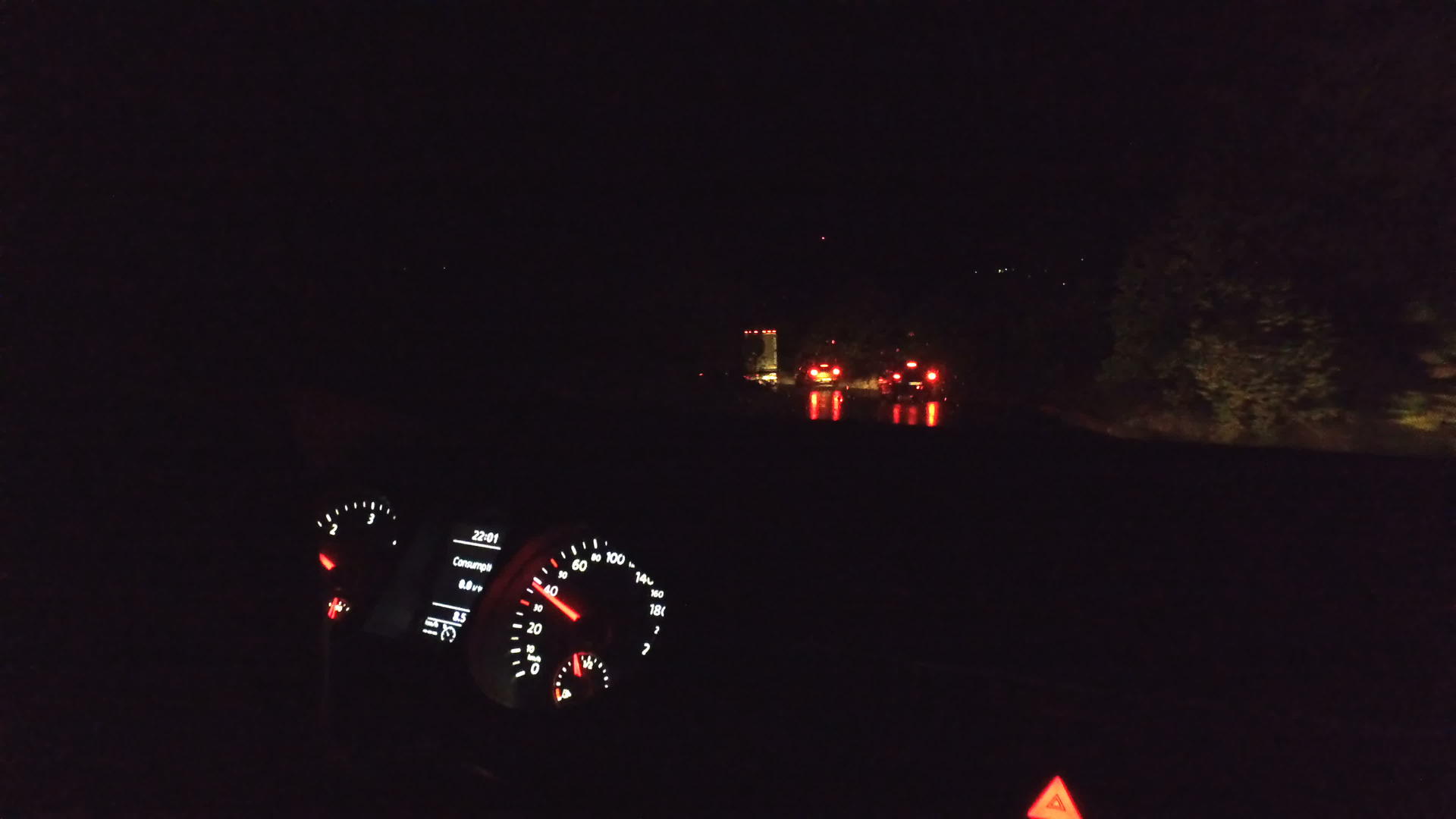 深夜下大雨看到汽车仪表板和湿挡风玻璃；农村道路视频的预览图